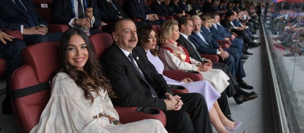Вице-президент Фонда Гейдара Алиева Лейла Алиева, президент Азербайджана Ильхам Алиев, первая леди Мехрибан Алиева на торжественной церемонии открытия чемпионата мира по футболу Вице-президент Фонда Гейдара Алиева Лейла Алиева, президент Азербайджана Ильхам Алиев, первая леди Мехрибан Алиева на торжественной церемонии открытия чемпионата мира по футболу - Sputnik Азербайджан