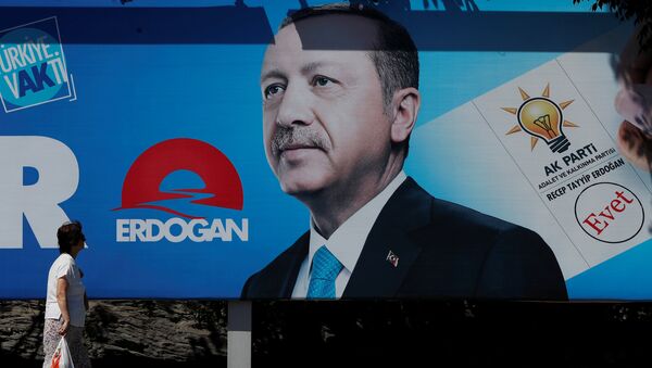 Предвыборный плакат Эрдогана в Стамбуле, 13 июня 2018 года - Sputnik Azərbaycan