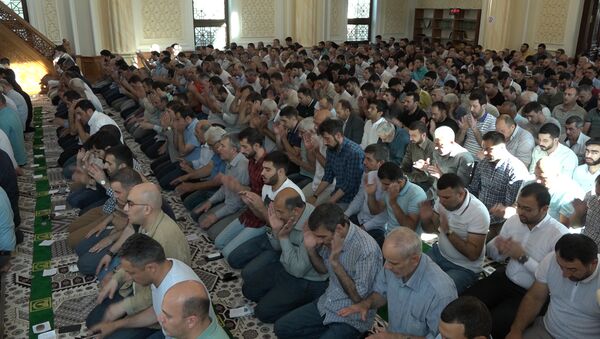 Сотни верующих совершили праздничный намаз в мечетях Баку - Sputnik Азербайджан