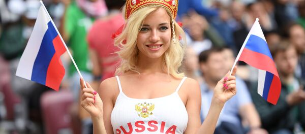 Болельщица сборной России перед матчем группового этапа чемпионата мира по футболу между сборными России и Саудовской Аравии Болельщица сборной России перед матчем группового этапа чемпионата мира по футболу между сборными России и Саудовской Аравии - Sputnik Азербайджан