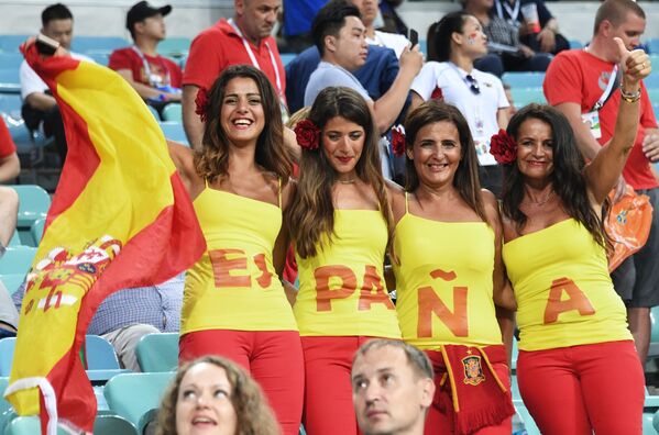 Болельщики сборной Испании перед началом матча группового этапа чемпионата мира по футболу между сборными Португалии и Испании - Sputnik Азербайджан