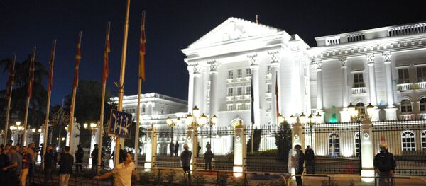 Участники митингов оппозиции закидывают шариками с краской Дом правительства в столице Македонии Скопье - Sputnik Азербайджан