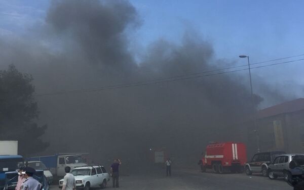 Пожар в магазине по продаже строительных материалов в Баку - Sputnik Азербайджан