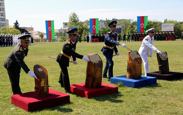 Министр обороны принял участие в церемонии выпуска выпускников специальных военно-учебных заведений - Sputnik Азербайджан