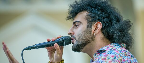 Араз Гумбатлы в ходе фестиваля музыки la Fête de la Musique в Баку Араз Гумбатлы в ходе фестиваля музыки la Fête de la Musique в Баку - Sputnik Азербайджан