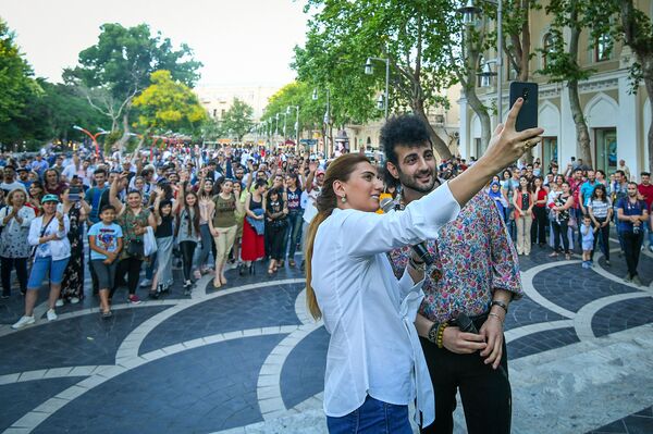 Араз Гумбатлы в ходе фестиваля музыки la Fête de la Musique в Баку Араз Гумбатлы в ходе фестиваля музыки la Fête de la Musique в Баку - Sputnik Азербайджан