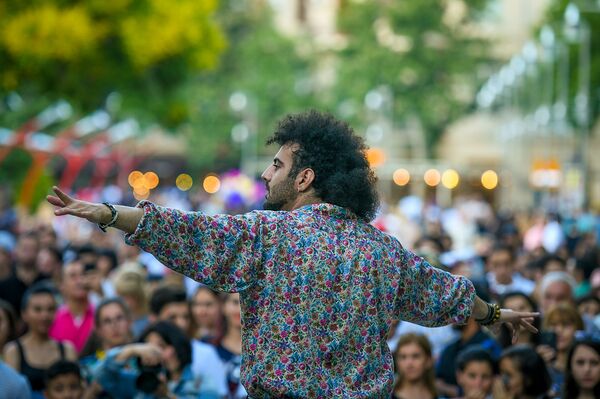 Араз Гумбатлы в ходе фестиваля музыки la Fête de la Musique в Баку Араз Гумбатлы в ходе фестиваля музыки la Fête de la Musique в Баку - Sputnik Азербайджан