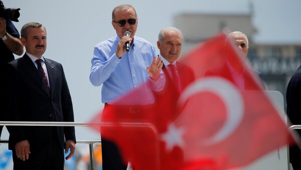 Президент Турции Реджеп Тайип Эрдоган выступает перед своими сторонниками в Стамбуле, 22 июня 2018 года - Sputnik Азербайджан
