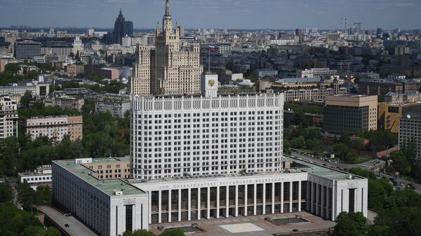 Дом Правительства РФ (на первом плане) и жилой дом на Кудринской площади в Москве. - Sputnik Azərbaycan