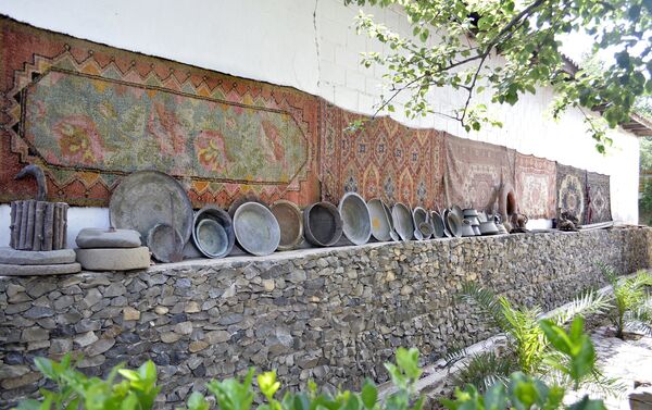 Здесь собраны старинные предметы быта, ковры и древние изделия - Sputnik Азербайджан