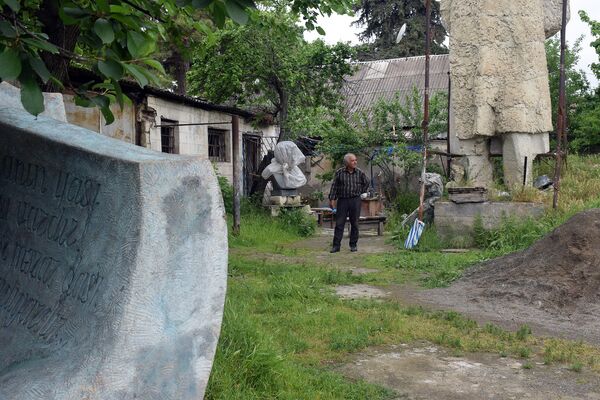 Художник Рамиз Исми-Гая во дворе своей мастерской Художник Рамиз Исми-Гая во дворе своей мастерской - Sputnik Азербайджан