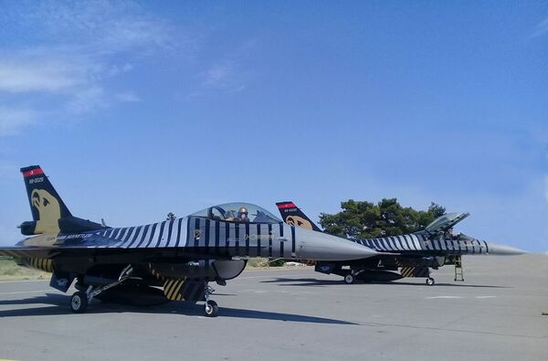 Самолеты F-16, входящие в состав группы Соло-Тюрк Военно-воздушных сил Турции Самолеты F-16, входящие в состав группы Соло-Тюрк Военно-воздушных сил Турции - Sputnik Азербайджан