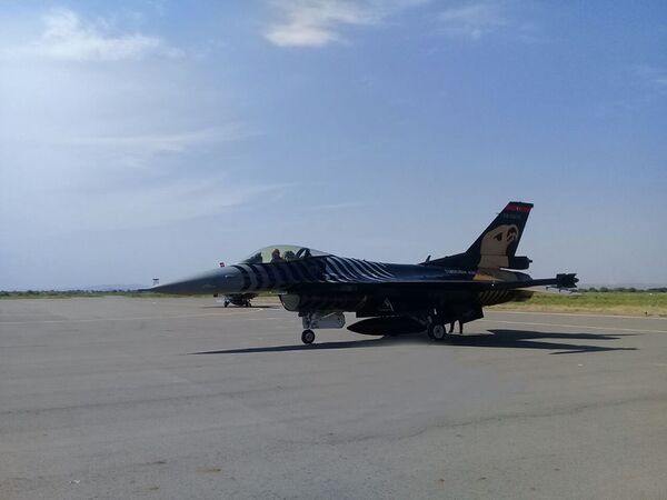 Самолет F-16 Военно-воздушных сил Турции Самолет F-16 Военно-воздушных сил Турции - Sputnik Азербайджан