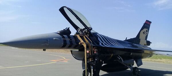 Турецкие истребители F-16 прибыли в Азербайджан для участия на параде, посвященном 100-летию ВС Азербайджана Турецкие истребители F-16 прибыли в Азербайджан для участия на параде, посвященном 100-летию ВС Азербайджана - Sputnik Азербайджан