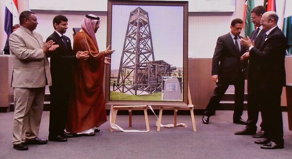 Азербайджанская делегация вручает ОПЕК картину с изображением нефтяной вышки на месторождении Бибиэйбат, где впервые нефть была добыта промышленным путем Азербайджанская делегация вручает ОПЕК картину с изображением нефтяной вышки на месторождении Бибиэйбат, где впервые нефть была добыта промышленным путем - Sputnik Азербайджан