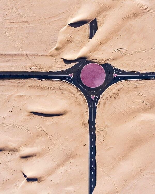 Аэроснимок дороги среди пустыни в Арабских Эмиратах - Sputnik Азербайджан