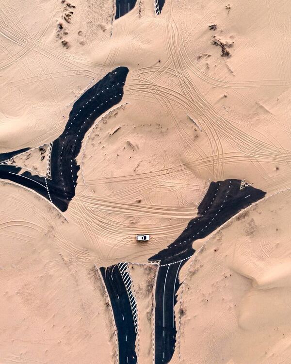 Снимок занесенных песком дорог в Арабских Эмиратах, сделанный  фотографом Irenaeus Herok - Sputnik Азербайджан