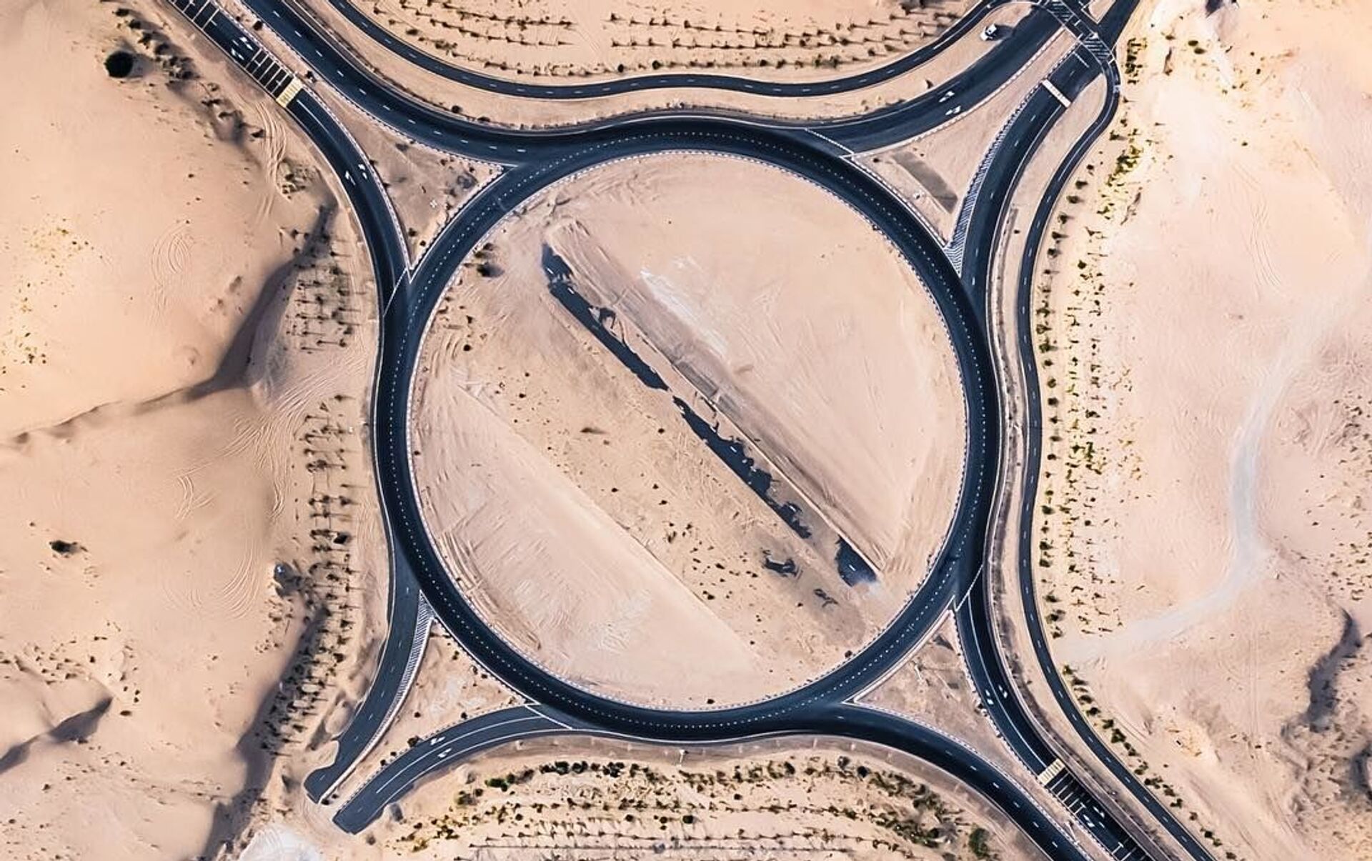 Дорога в мекку. Абу Даби дороги. Трасса Дубай Абу Даби. Дорога в пустыне Дубай. Дороги в арабских Эмиратах.