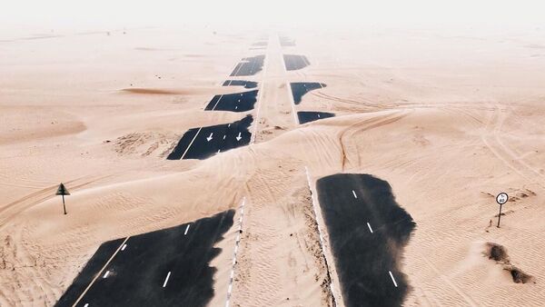 Снимок занесенных песком дорог в Арабских Эмиратах, сделанный фотографом Irenaeus Herok - Sputnik Azərbaycan