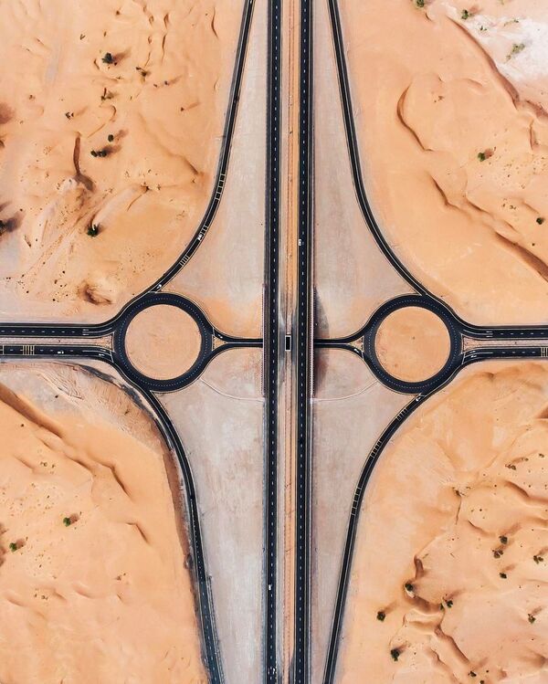 Снимок занесенных песком дорог в Арабских Эмиратах, сделанный фотографом Irenaeus Herok - Sputnik Азербайджан