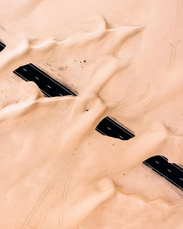 Снимок занесенных песком дорог в Арабских Эмиратах, сделанный фотографом Irenaeus Herok - Sputnik Азербайджан