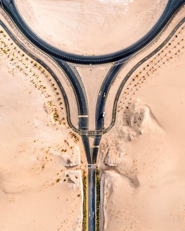 Аэроснимок дороги среди пустыни в Арабских Эмиратах - Sputnik Азербайджан
