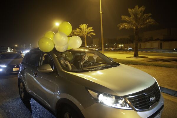 Саудовские женщины празднуют свою первую поездку на автомобиле в городе Эль-Хубар - Sputnik Азербайджан