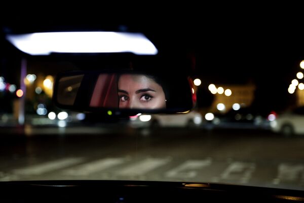 Женщина за рулем автомобиля в Эр-Рияде, Саудовская Аравия - Sputnik Азербайджан