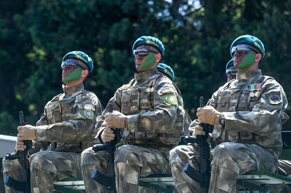 Военный парад по случаю 100-летнего юбилея создания Вооруженных сил Азербайджана. Баку, площадь Азадлыг, 26 июня 2018 года - Sputnik Azərbaycan