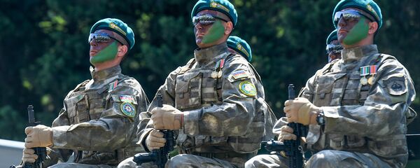 Военный парад по случаю 100-летнего юбилея создания Вооруженных сил Азербайджана. Баку, площадь Азадлыг, 26 июня 2018 года - Sputnik Азербайджан