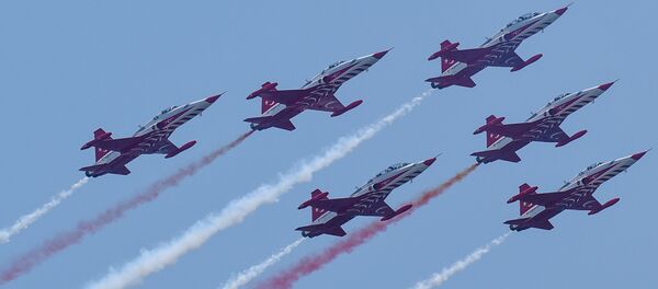 Авиашоу самолетов F-16 и F-5 пилотажной группы SOLOTÜRK и Türk Yıldızları ВВС Турции Авиашоу самолетов F-16 и F-5 пилотажной группы SOLOTÜRK и Türk Yıldızları ВВС Турции - Sputnik Азербайджан
