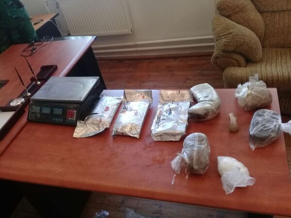 Наркотические вещества общим весом 8 кг 405 граммов (включая 6 кг 115 г опиума, 250 г метафетамина, 1 кг гашиша, 1 кг 40 г героина) Наркотические вещества общим весом 8 кг 405 граммов (включая 6 кг 115 г опиума, 250 г метафетамина, 1 кг гашиша, 1 кг 40 г героина) - Sputnik Азербайджан