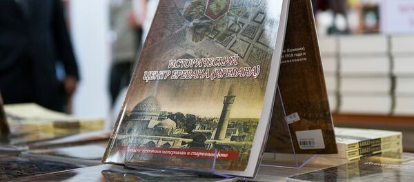 Церемония презентации книги-фотоальбома Исторический центр Еревана (Иревана). Согласно архивным материалам и старинным фото Церемония презентации книги-фотоальбома Исторический центр Еревана (Иревана). Согласно архивным материалам и старинным фото - Sputnik Азербайджан