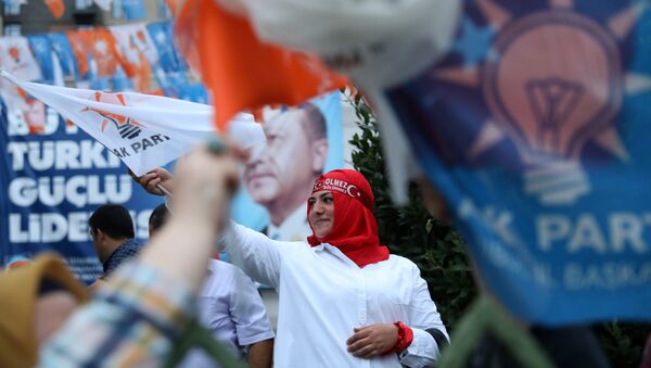 Сторонница правящей партии Турции во время митинга в Стамбуле, 24 июня 2018 года - Sputnik Азербайджан