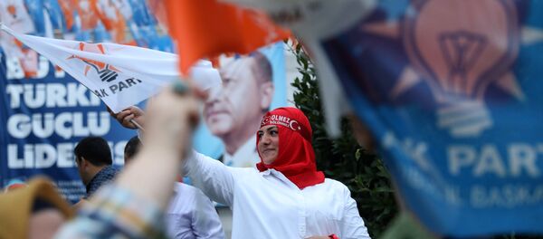 Сторонница правящей партии Турции во время митинга в Стамбуле, 24 июня 2018 года - Sputnik Азербайджан
