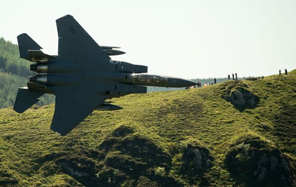 Американский истребитель F-15 пролетает над полями местечка Долгеллау на севере Уэльса - Sputnik Азербайджан