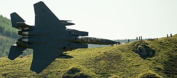 Американский истребитель F-15 пролетает над полями местечка Долгеллау на севере Уэльса - Sputnik Азербайджан