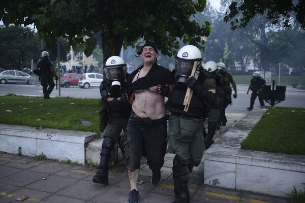 Полиция задерживает протестующего в городе Салоники, Греция - Sputnik Азербайджан