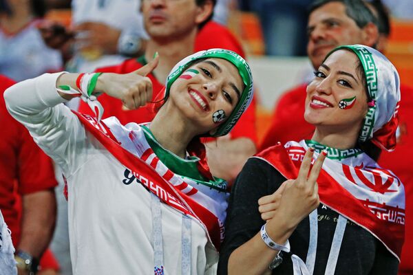Болельщицы сборной Ирана на матче группового этапа чемпионата мира по футболу между сборными Ирана и Португалии - Sputnik Азербайджан