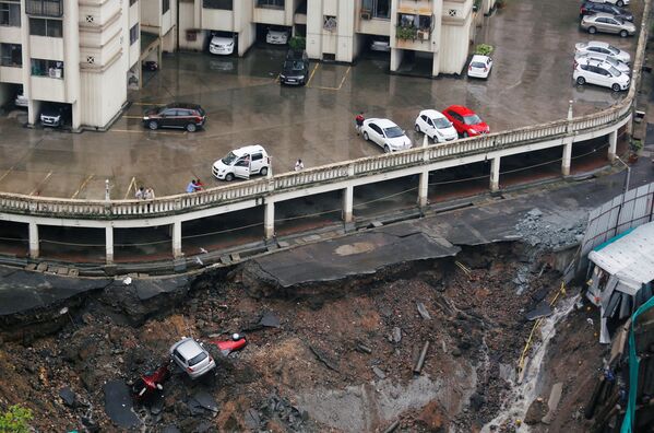 Разрушенная в результате сильных дождей в Мумбаи автомобильная парковка - Sputnik Азербайджан