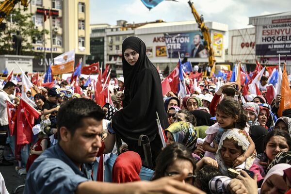 Люди присутствуют на выступлении президента Турции Реджепа Тайипа Эрдогана накануне выборов в Стамбуле - Sputnik Азербайджан