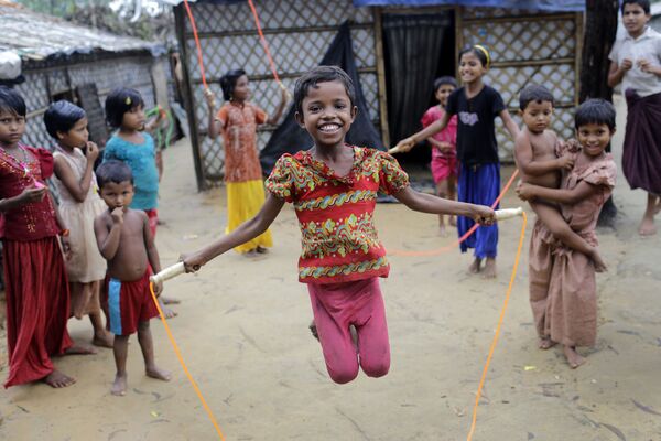 Дети-беженцы рохинджа играют со скакалкой в лагере для беженцев в Кутупалонге, Бангладеш - Sputnik Азербайджан