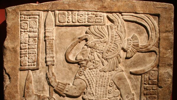 Барельеф времен цивилизации Майя, изображающий царя Яшун-Балама - Sputnik Азербайджан