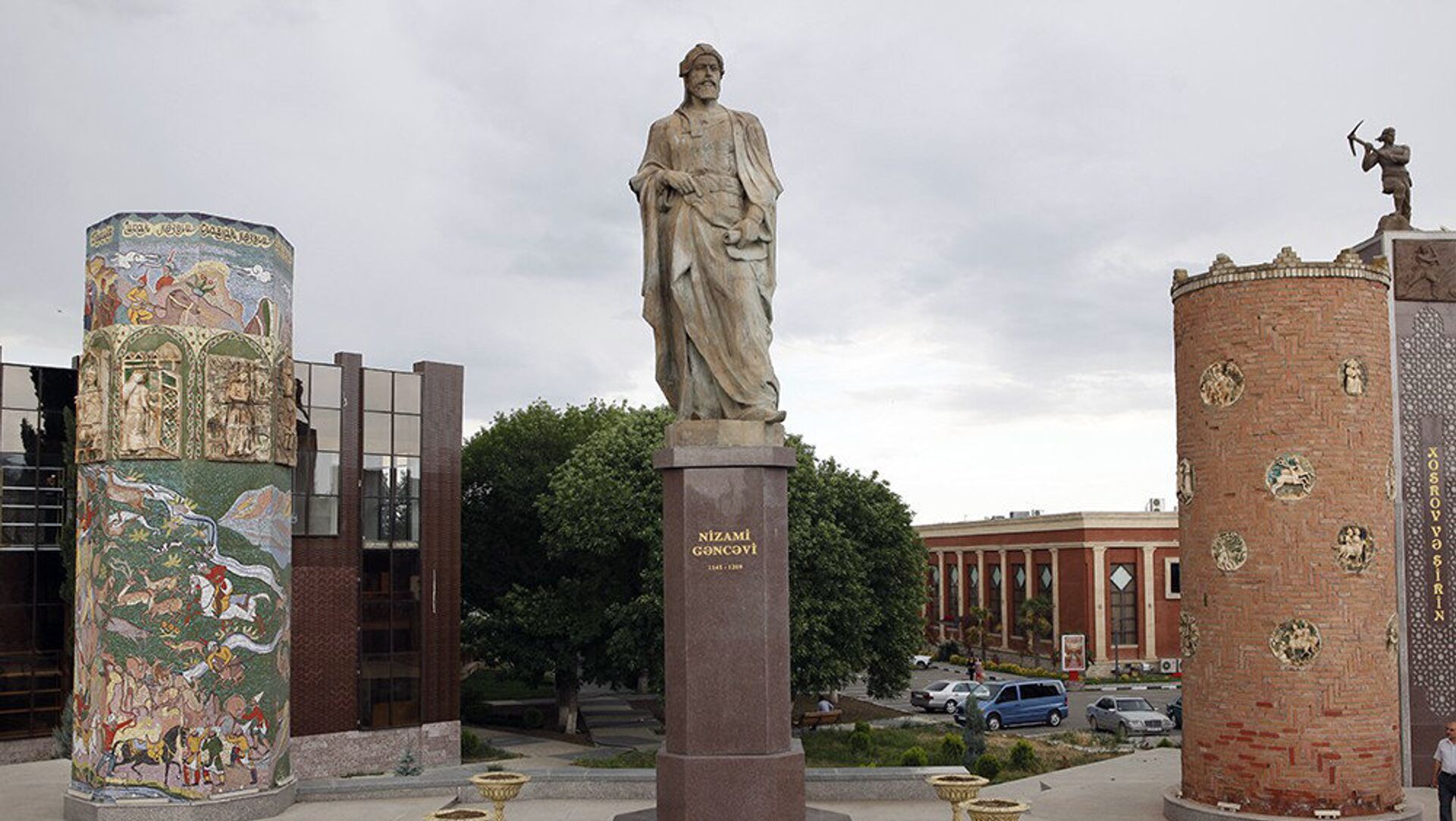 Памятник Низами Гянджеви в городе Гянджа - Sputnik Азербайджан, 1920, 09.03.2021