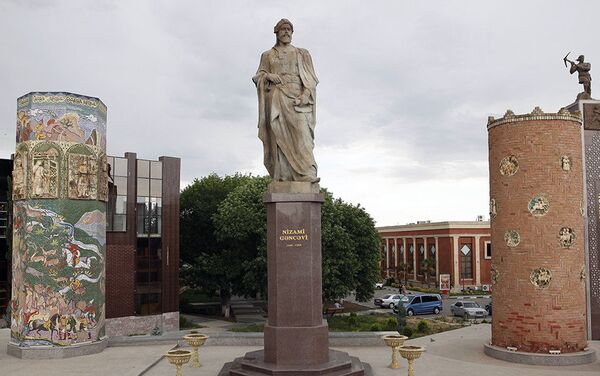 Памятник Низами Гянджеви в городе Гянджа - Sputnik Азербайджан