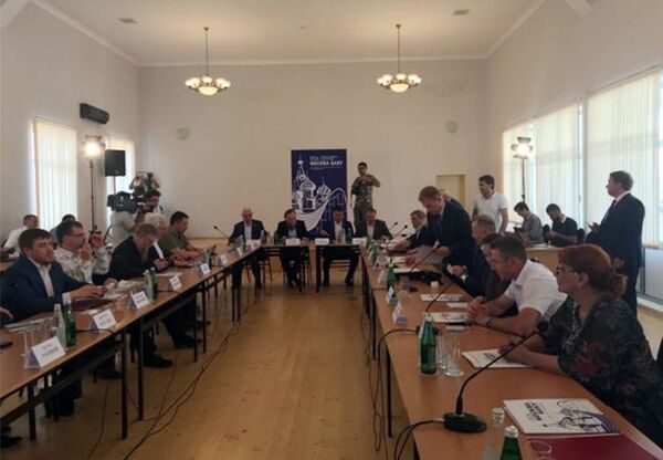 Депутаты Госдумы РФ перед началом конференции Азербайджан - единственный союзник России на Кавказе. Азербайджан, Джебраильский район, село Джоджуг Мерджанлы. 1 июля 2018 года Депутаты Госдумы РФ перед началом конференции Азербайджан - единственный союзник России на Кавказе. Азербайджан, Джебраильский район, село Джоджуг Мерджанлы. 1 июля 2018 года - Sputnik Азербайджан