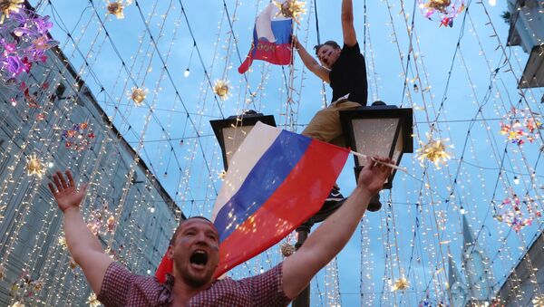Болельщики празднуют победу сборной России - Sputnik Азербайджан