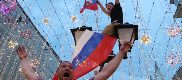 Болельщики празднуют победу сборной России - Sputnik Азербайджан