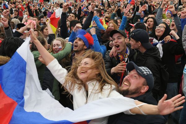 Болельщики празднуют победу сборной России Болельщики празднуют победу сборной России - Sputnik Азербайджан