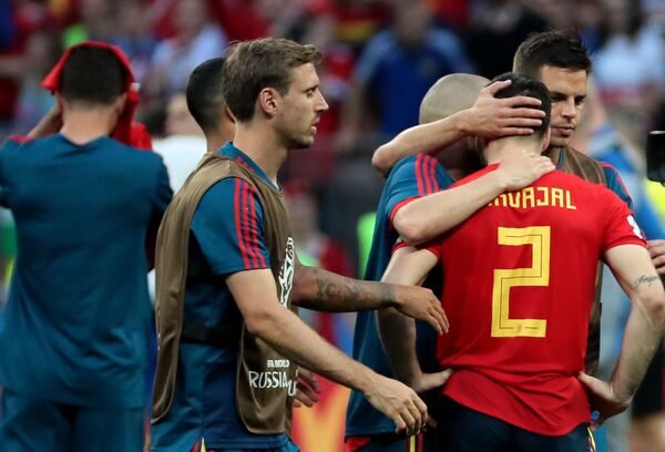 Игроки сборной Испании после матча 1/8 финала чемпионата мира по футболу между сборными Испании и России - Sputnik Азербайджан